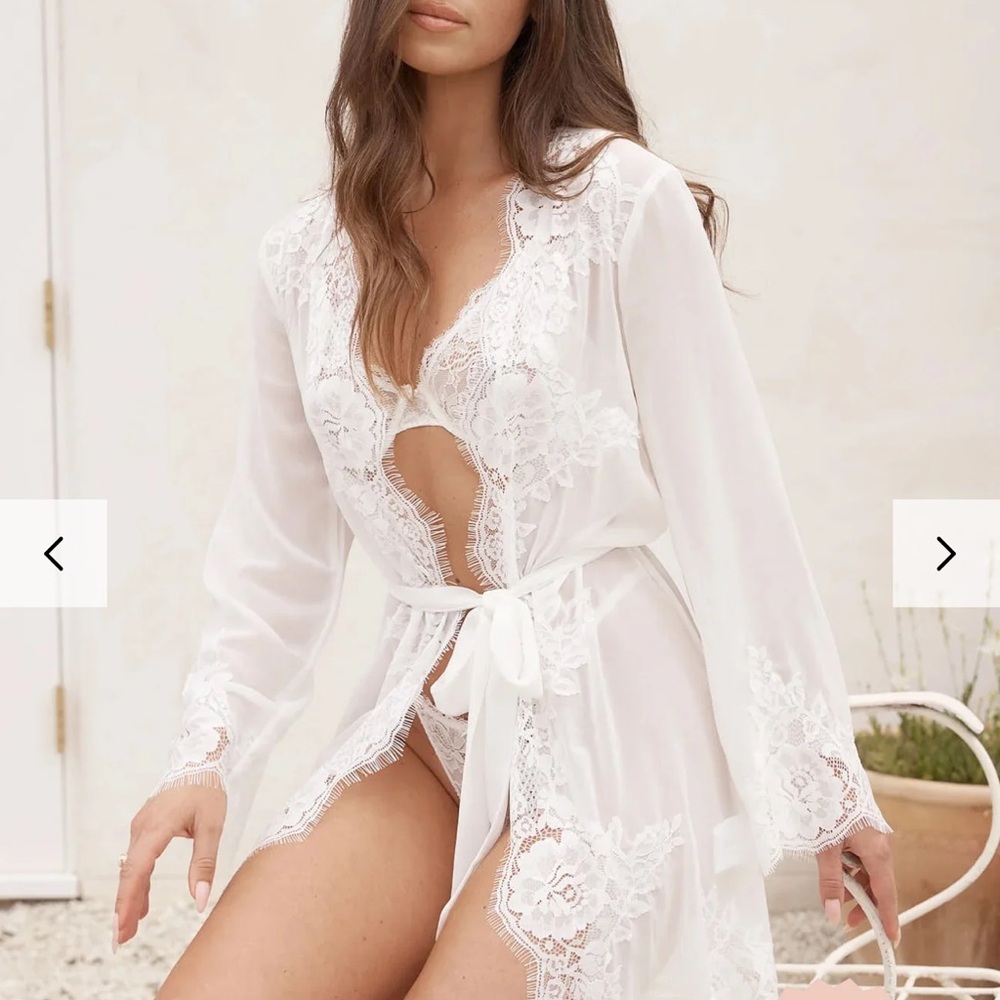 Homebodii Helena Lace robe size small NWT